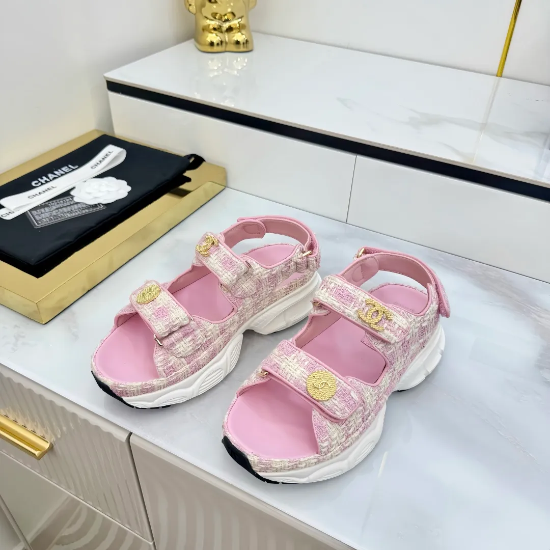 👟👟Ex-factory price 640👟👟 Top version... Chanel｜Chanel Xiaoxiang Velcro Beach Slippers Slippers Casual Beach Shoes 25ss Spring and Summer New Style! Beach shoes are a hit all over the internet! The latest model from the counter, I am still willing to buy it on my feet. It must be ranked among the most popular models. It is invincible in all seasons. Various bloggers and Internet celebrities can see the matching styles. Highly recommended. Pearlescent sheepskin upper, sheepskin lining, suede for feet. Original open-molded TPU outsole size: 35-40 (customized for 40 and 41). Full set of original packaging 👉 👉 👉